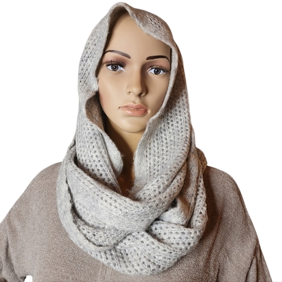 Abercrombie grey knit infinity scarf. - Picture 3 of 11